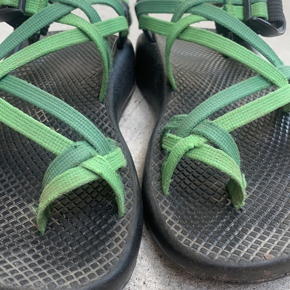 Double strap green chacos size 6 - Picture 4 of 9
